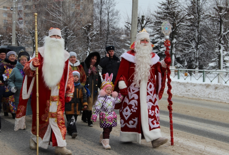 В Новочебоксарске состоялось обычное Шествие Дедов Морозов и Снегурочек