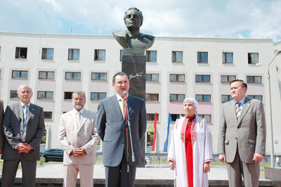 На открытии памятника Петру Хузангаю. Фото Валерия Бакланова.