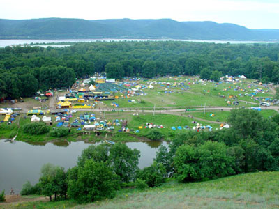 Вид с горы на фестивальную поляну.