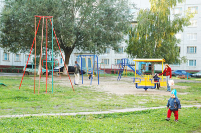 После модернизации двора в нем часто можно увидеть гуляющих с родителями малышей. Фото Валерия Бакланова.
