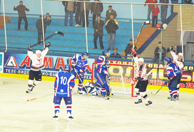 Хоккеисты “Сокола” празднуют взятие ворот “Лады”. Фото Валерия Бакланова. 