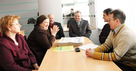 Общение Нины Литвинец (на снимке вторая слева) с журналистами “Граней” оказалось полезным и содержательным. Фото Валерия Бакланова.