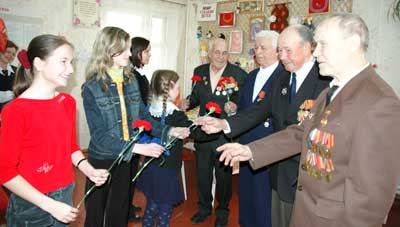 Цветы ветеранам вручают воспитанницы подросткового клуба “Современник”. Фото Анастасии Григорьевой. 