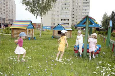 В ДОУ № 50 ребята часто сбегают с закрепленных за группой площадок сюда — в деревен­ский уголок. фото Валерия Бакланова.