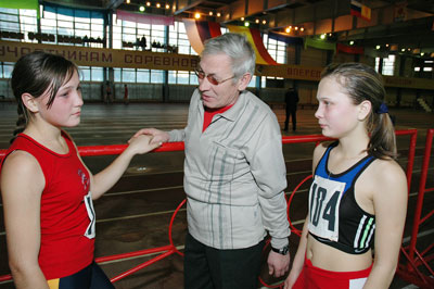 Мальвина Егорова (слева), Лия Ефимова, тренер юных скороходок Виталий Малинин. Фото Валерия Бакланова.