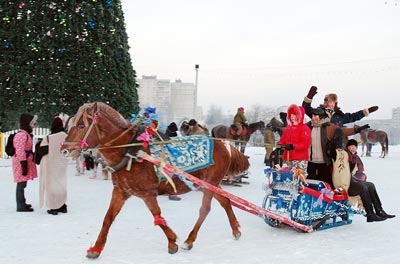 Рождественский караван прибыл на Ельниковскую поляну. Фото Валерия Бакланова.