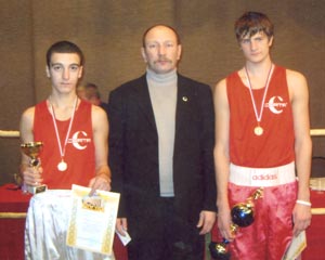 Александр Катанаев (в центре) и его воспитанники Николай Багдасарян и Дмитрий Чернов.