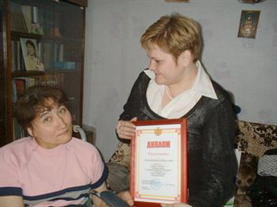 Л.Андреевой вручают диплом победителя конкурса.