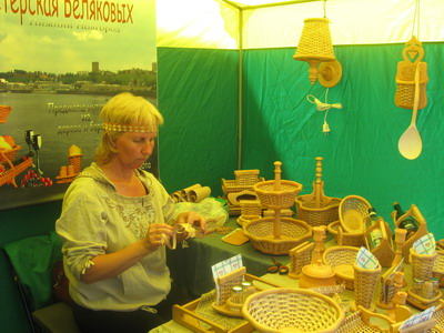 Галина Белякова и ее изделия из бересты.