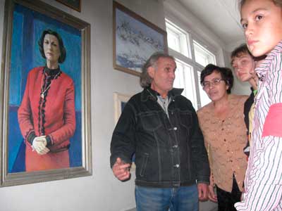 Клим Владимиров рассказывает посетителям музея о работе над порт­ретом Галины Юрьевой. 