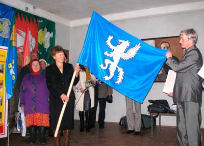 В.Шипунов вручил флаг Исаковского сельского поселения его главе Ольге Андреевой.   Фото автора.