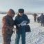 Госинспектор Владимир Кандиков вручает памятку рыбаку о безопасном поведении на льду. Фото автора