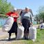 Людмила Ильина и Маргарита Николаева готовы заплатить  за вывоз собранного возле дома мусора.