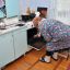 Пенсионерка Галина Ивановна обогревает квартиру газом. © Фото Валерия БАКЛАНОВА