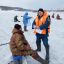 Начальник спасательной станции ГК ЧС Чувашии Николай Систейкин беспокоится о безопасности рыбаков на хрупком весеннем льду.