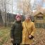 Мария Капитонова (слева) и Зинаида Сучкова, чей сын, зять Марии Ивановны, раньше изредка возил их за клюквой.