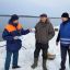 Юрий Каргин (слева) и сотрудник ГО МЧС Владислав Дмитриев (справа) оценивают ледовую обстановку, раздают рыбакам памятки о правилах безопасности на льду.