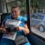 У Любови Ильиной многие пассажиры — читающие. И она, глядя на них, знакомится с новостями в газете “Грани”. Фото автора