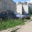 На “Восточке” машины стоят на газонах круглый год. Фото автора