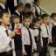 Ученики младших и средних классов дружно исполнили гимн школы. Фото Марии СМИРНОВОЙ