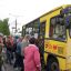 Автобус в Заволжье утром штурмуют толпы дачников.  Фото Марии СМИРНОВОЙ