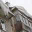 Вот такая ледяная “гирлянда” свисает с крыши дома № 4 по ул. Солнечной. Фото Марии СМИРНОВОЙ