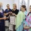 Врач акушер-гинеколог НМЦ Надежда Табаева (слева) вручает подарки маме новорожденного Светлане Сафрончевой. Фото Максима БОБРОВА