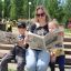 Кристина с детьми Ярославом и Аней. Они с интересом изучают газеты “Грани” и “Угадайка Грани”. Фото автора