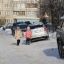 Утро 10 марта. Тротуар возле ограды школы № 14 оккупировали машины. Фото Максима БОБРОВА