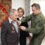 Военком Новочебоксарска Сергей Баранов прикрепляет медаль на грудь ветерана. Фото Максима БОБРОВА