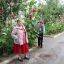 Уже более 10 лет клумбами занимается Алевтина Углова и ее соседка Зоя Кузьмина (справа).