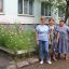 У дома № 8 самых активных цветоводов трое: Лариса Порфирьевна, Лариса Васильевна и Елизавета Васильевна.
