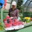 На мини-рынке на “Каблучке” богатый ассортимент сезонных овощей и фруктов. 