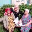 “Мне очень повезло быть в одной команде с соседями”. На фото Лилия Романова (в центре) с жильцами дома Лидией Гавриловой и Тамарой Григорьевой.