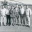 Александр Иванов (третий слева) с сослуживцами в Мозамбике в 1990 году на фоне вертолета Ми-8.