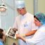Врач-стоматолог-ортопед Максим Хисин и врач-стоматолог-терапевт Марине Геворгян изучают рентгенснимок с компьютерного томографа.