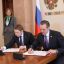 М.Игнатьев и С.Мальцев подписывают соглашение. Фото из архива Сбербанка
