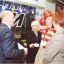 На выставке “Пресса-2007” в Москве главный редактор газеты “Грани” Александр Усов со своим заместителем Любовью Захаровой общаются с сотрудницами журнала “Журналист”.