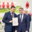 Сертификат на 3,6 млн рублей вручил Олег Николаев директору СШОР № 4 Олегу Салтыкову для дальнейшего развития спортшколы. 