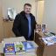 Сергей Евгеньевич принес в редакцию сразу три коробки с приключенческой литературой. Фото Екатерины ШВАРГИНОЙ