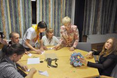 В Финляндии новочебоксарцы учили сверстников оригами. Фото из архива школы. Из Финляндии с победой