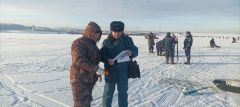Госинспектор Владимир Кандиков вручает памятку рыбаку о безопасном поведении на льду. Фото автораНе ради того, чтобы рыбку съесть рыбаки зимняя рыбалка МЧС спасатели 