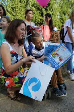Артем с мамой рады подаркам.В школу с подарком! Филиал в Чувашской Республике ПАО «Ростелеком» Благотворительность 