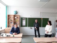 Министр образования Чувашии Дмитрий Захаров (слева): “А условия для работы у вас созданы хорошие”. Фото автораНовая школа – с понедельника! капремонт 