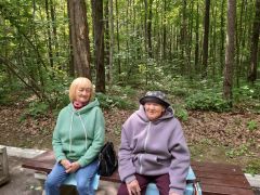 Галина (пенсионерка) и Мария Гавриловна (85 лет) В любое время года, в любой день недели Зоопарк Ельниковская роща 