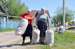 Людмила Ильина и Маргарита Николаева готовы заплатить  за вывоз собранного возле дома мусора.Ольдеево  тонет в мусоре проблема вывоз мусора 