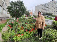 Зоя ЛАВРЕНТЬЕВАПо центральной улице идем, любуясь Лучшая клумба – 2024 