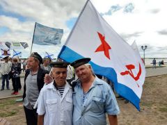 Василий Петров (слева) и Умар ХаялутдиновБратишки в бескозырках День ВМФ 