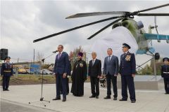 На открытии памятника. Фото: cap.ruВ Ходарах открыли памятник-вертолет памятник 