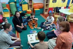  В клубе создают пространство коммуникации через детские книги. Фото Марии ТавиновойБольше, чем чтение Книжный клуб 